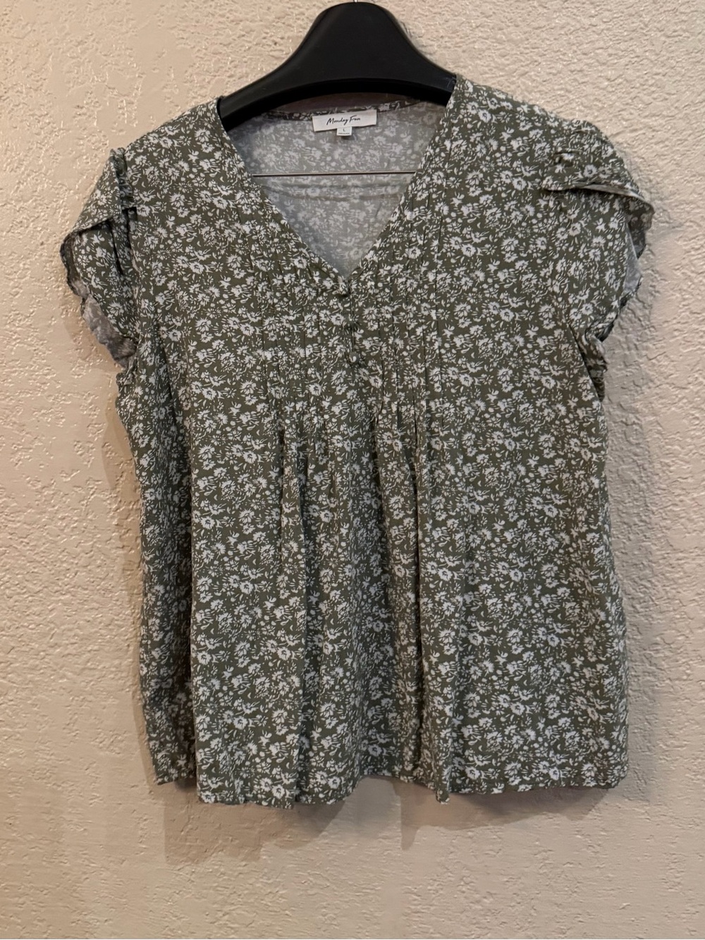 Monday Fun Cap Sleeve Floral Pleated V-neck Too Sz Large Sage Green White Flower